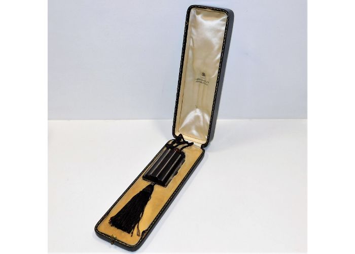 A fine art deco Dunhill ladies minaudiŠre in original case, silver mounted with tortoiseshell & ivory. Bears import & 1926 London marks of George Stockwell SOLD œ520